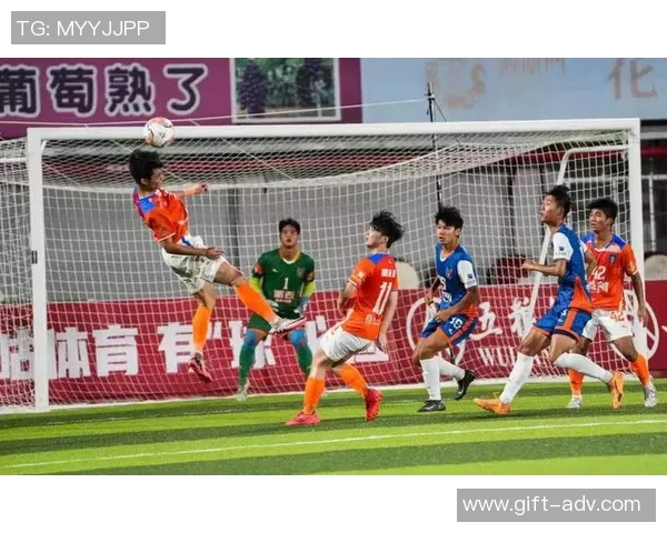 足球明星激情时刻向观众席抛球衣 激起现场球迷热烈欢呼与互动